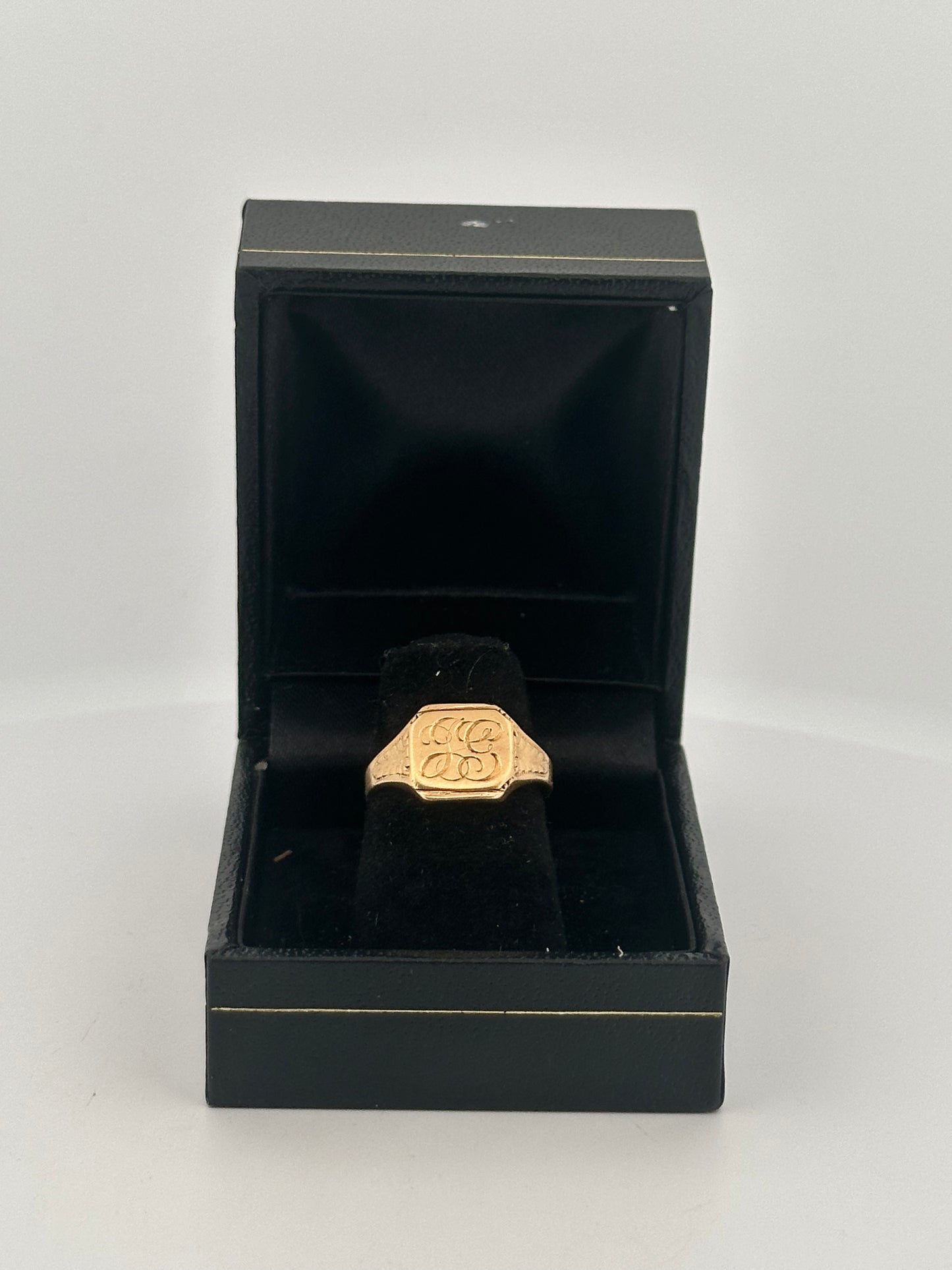 Antique Victorian signet ring in 14k yellow gold