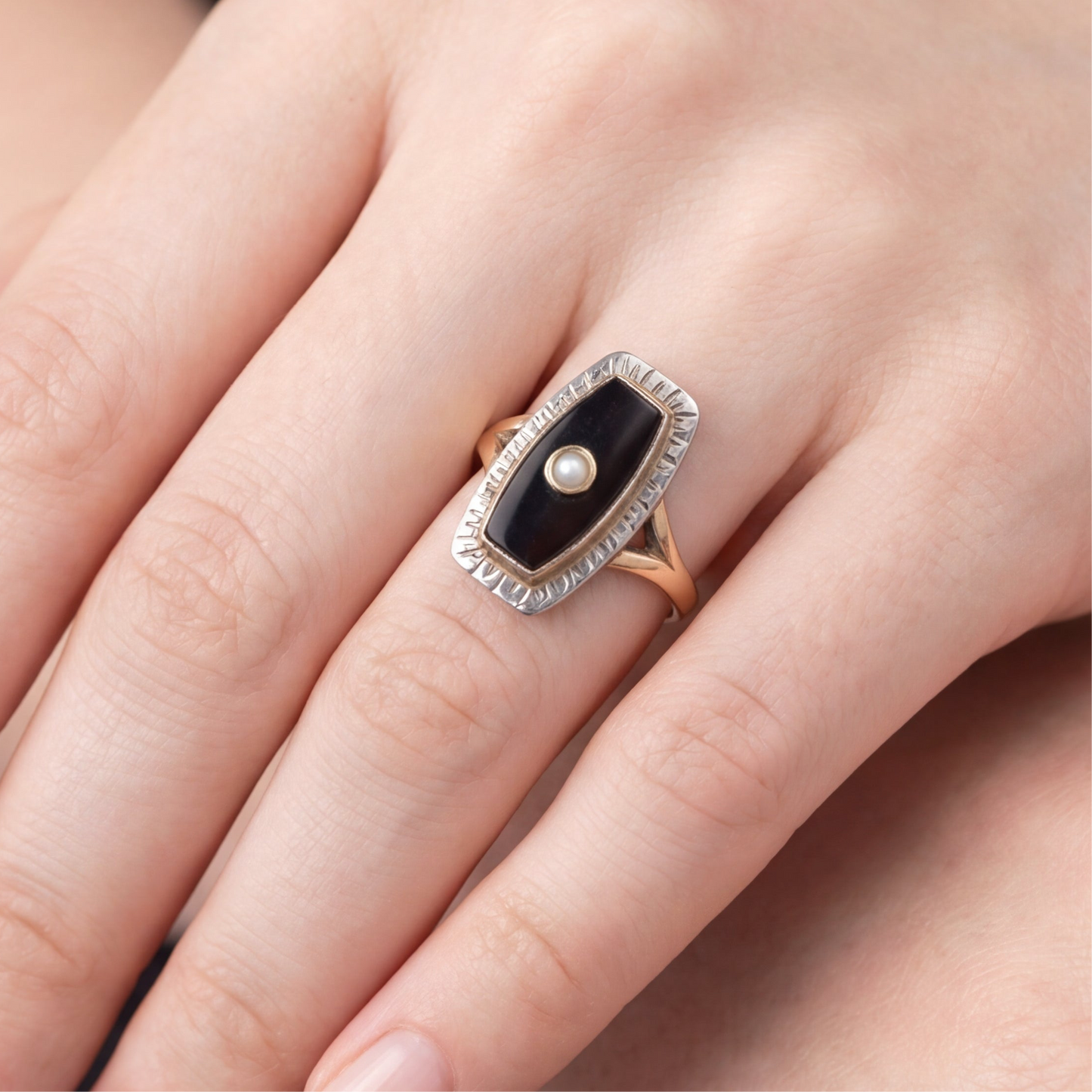 Vintage 1940s Onyx and pearl ring in 14k gold