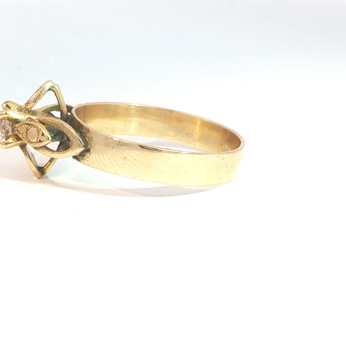 Antique Victorian Floral Motif Diamond Solitaire Ring in 14k Yellow Gold