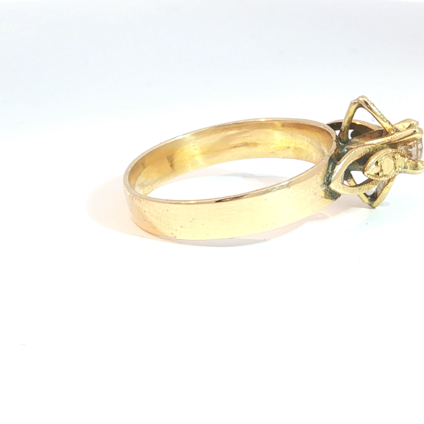 Antique Victorian Floral Motif Diamond Solitaire Ring in 14k Yellow Gold