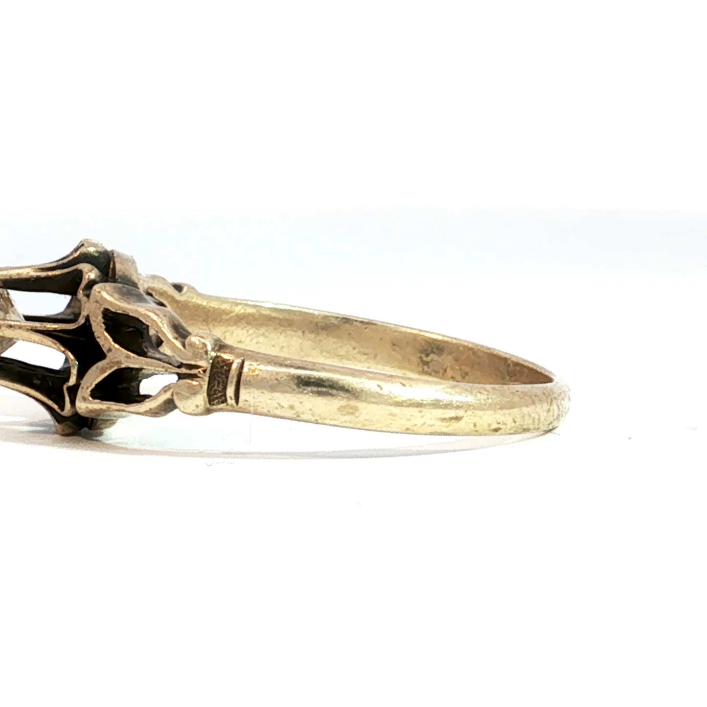 Vintage-Inspired Diamond Floral Solitaire Ring in Yellow Gold