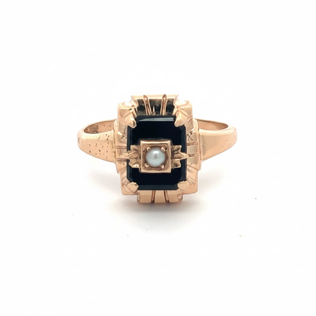 Vintage 1940s onyx and pearl ring in 10k yellow gold, featuring a classic design with silver lady vintage style.