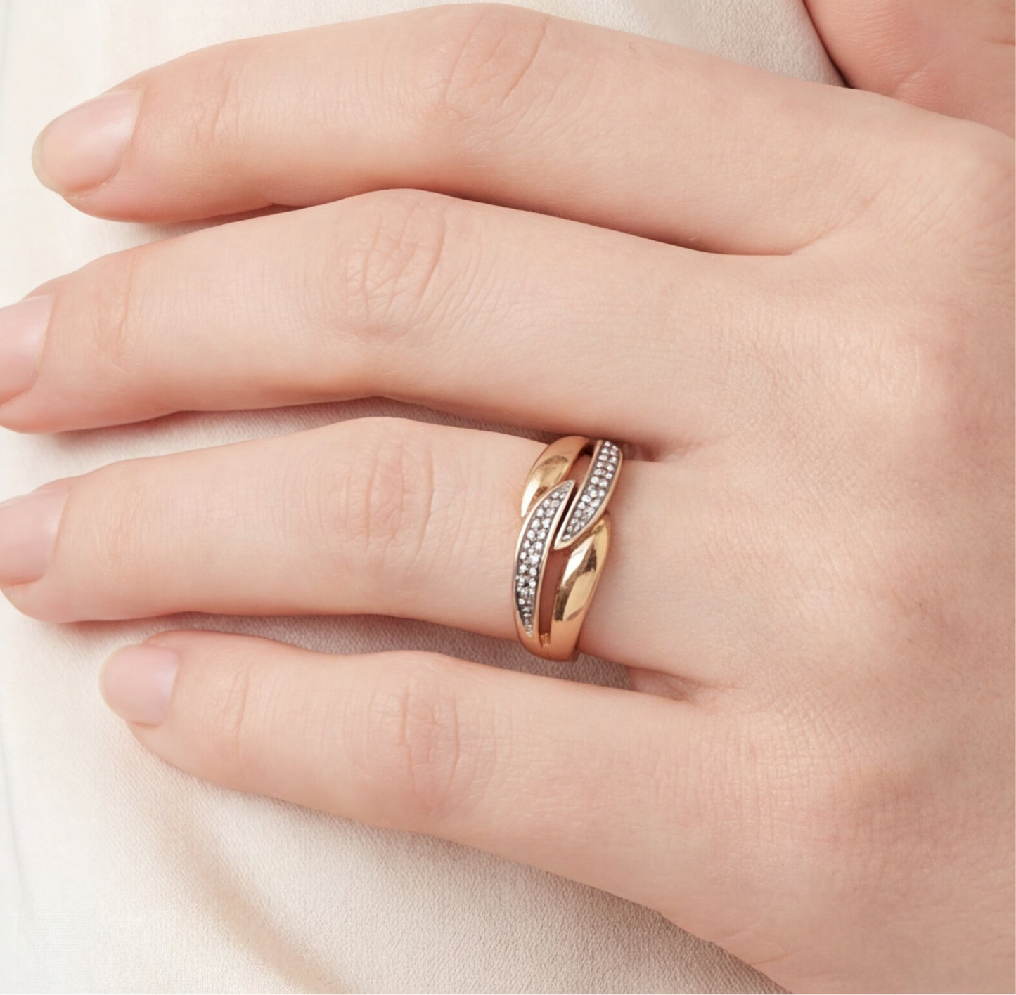 Vintage two tone knot band with natural diamonds in 10k gold