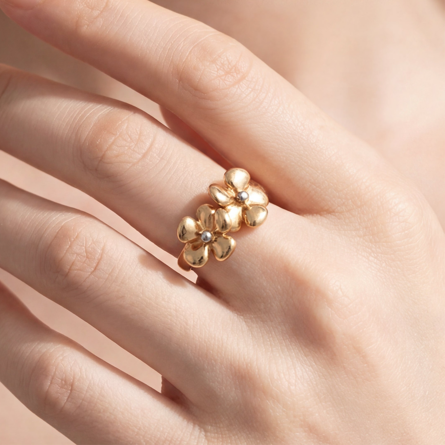 Vintage flower cocktail ring in 14k yellow gold