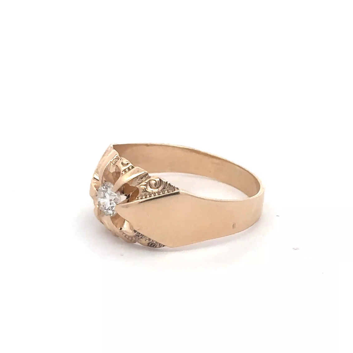 Antique Victorian diamond Belcher ring in 14k yellow gold featuring a vintage design and detailed craftsmanship.