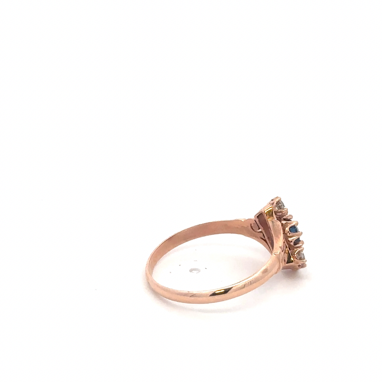 Antique Victorian Ceylon sapphire and diamond ring in 14k rose gold with intricate vintage detailing.