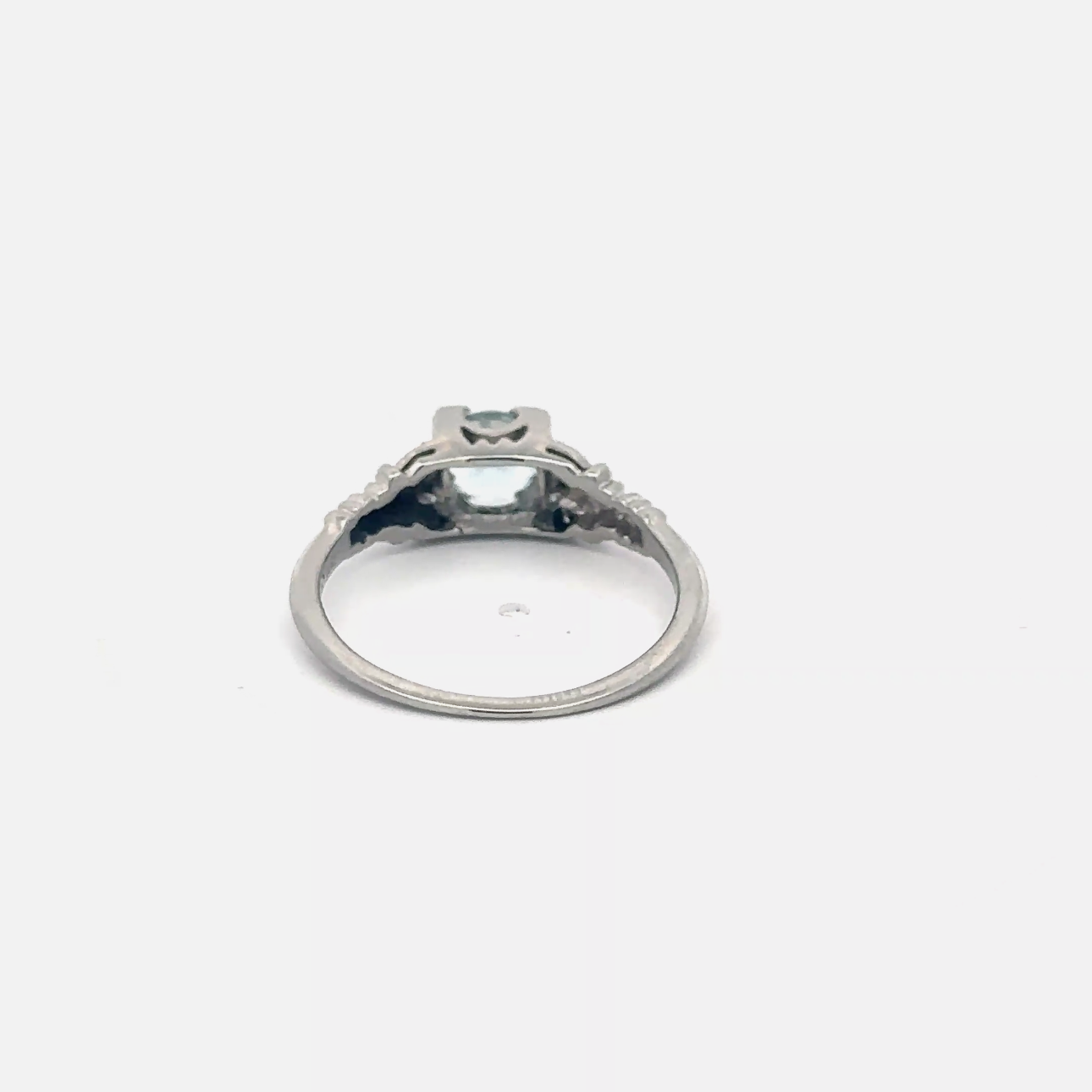 Vintage aquamarine solitaire ring in 18k white gold with a central gemstone, featuring a classic Silver Lady Vintage design.