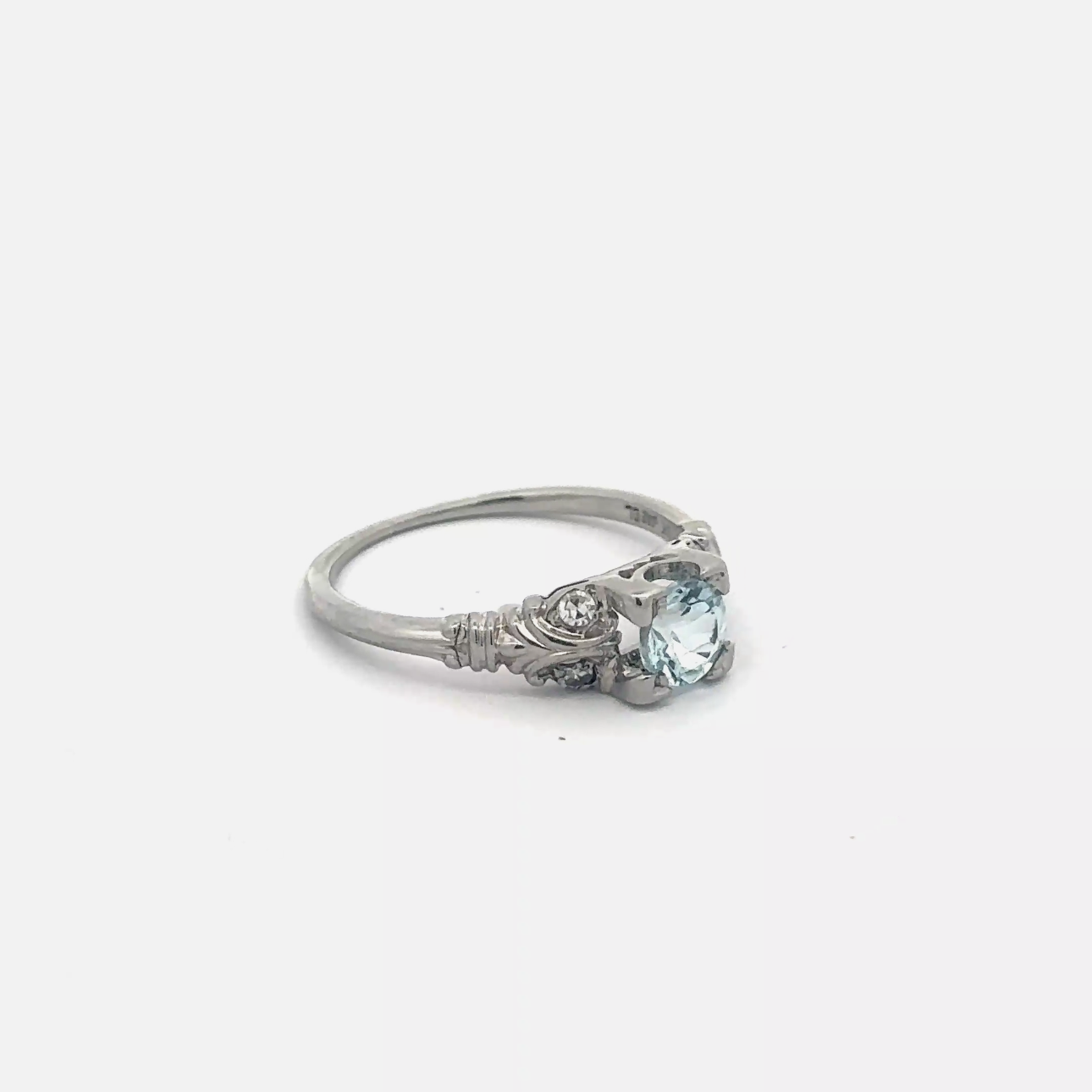 Vintage aquamarine solitaire ring in 18k white gold with a silver lady vintage style, featuring a central aquamarine gemstone.