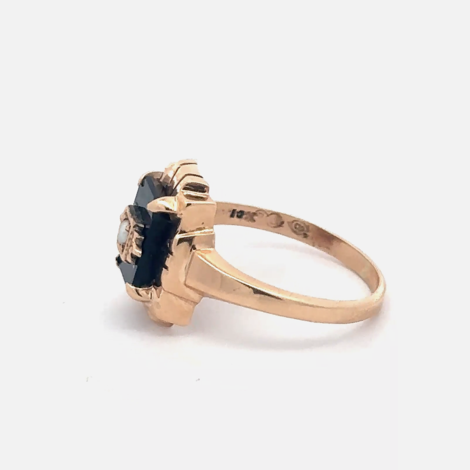 Vintage 1940s onyx and pearl ring in 10k yellow gold, featuring a classic design with silver lady vintage style.