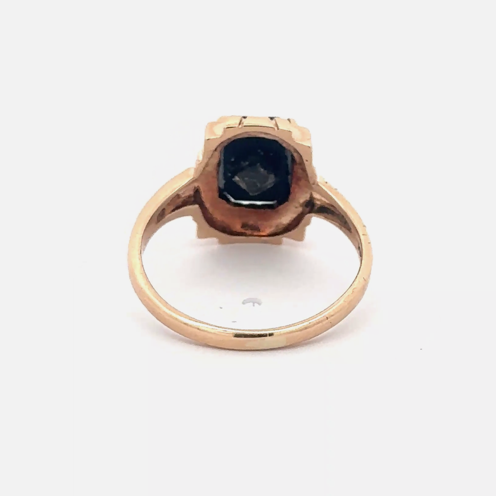 Vintage 1940s onyx and pearl ring in 10k yellow gold, featuring a classic design with black onyx and white pearls.