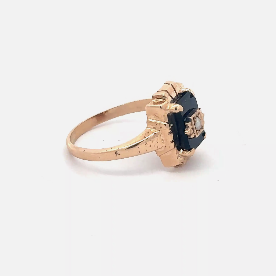 Vintage 1940s onyx and pearl ring in 10k yellow gold, featuring elegant design and fine craftsmanship.