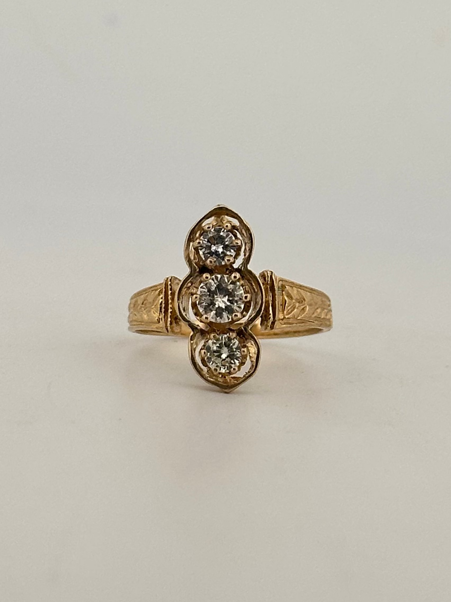 Antique Victorian natural diamond ring in 14k yellow gold