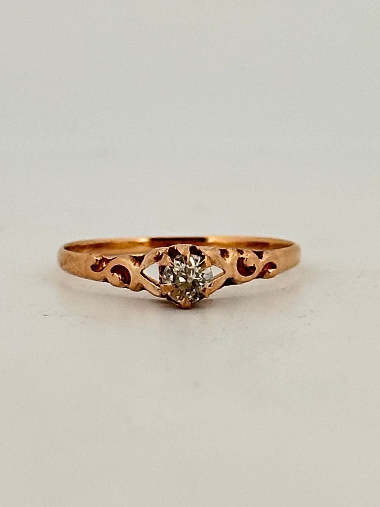 Antique Victorian old mine cut solitaire ring in 14k yellow gold