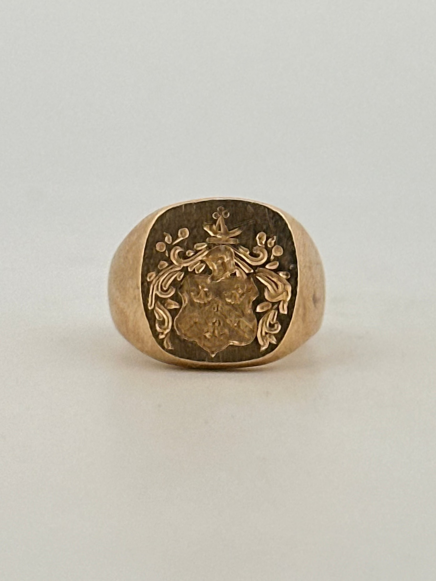 Antique Victorian signet ring with crest in 10k yellow gold