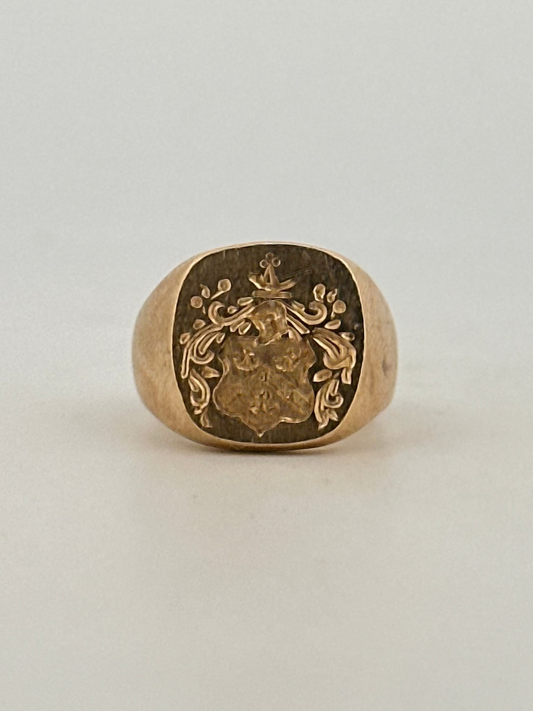 Antique Victorian signet ring with crest in 10k yellow gold