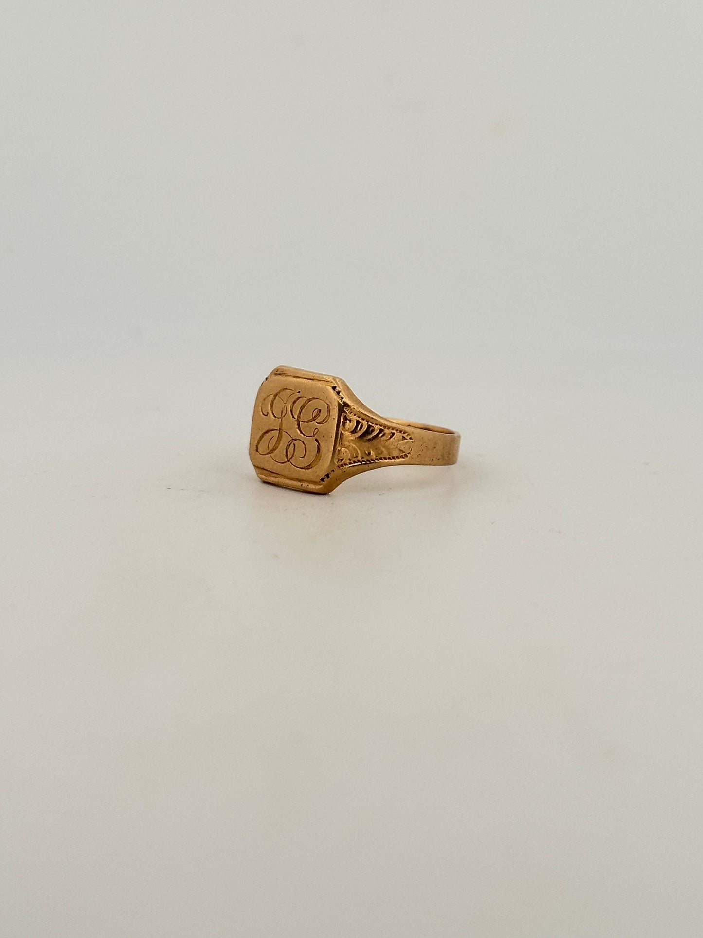 Antique Victorian signet ring in 14k yellow gold