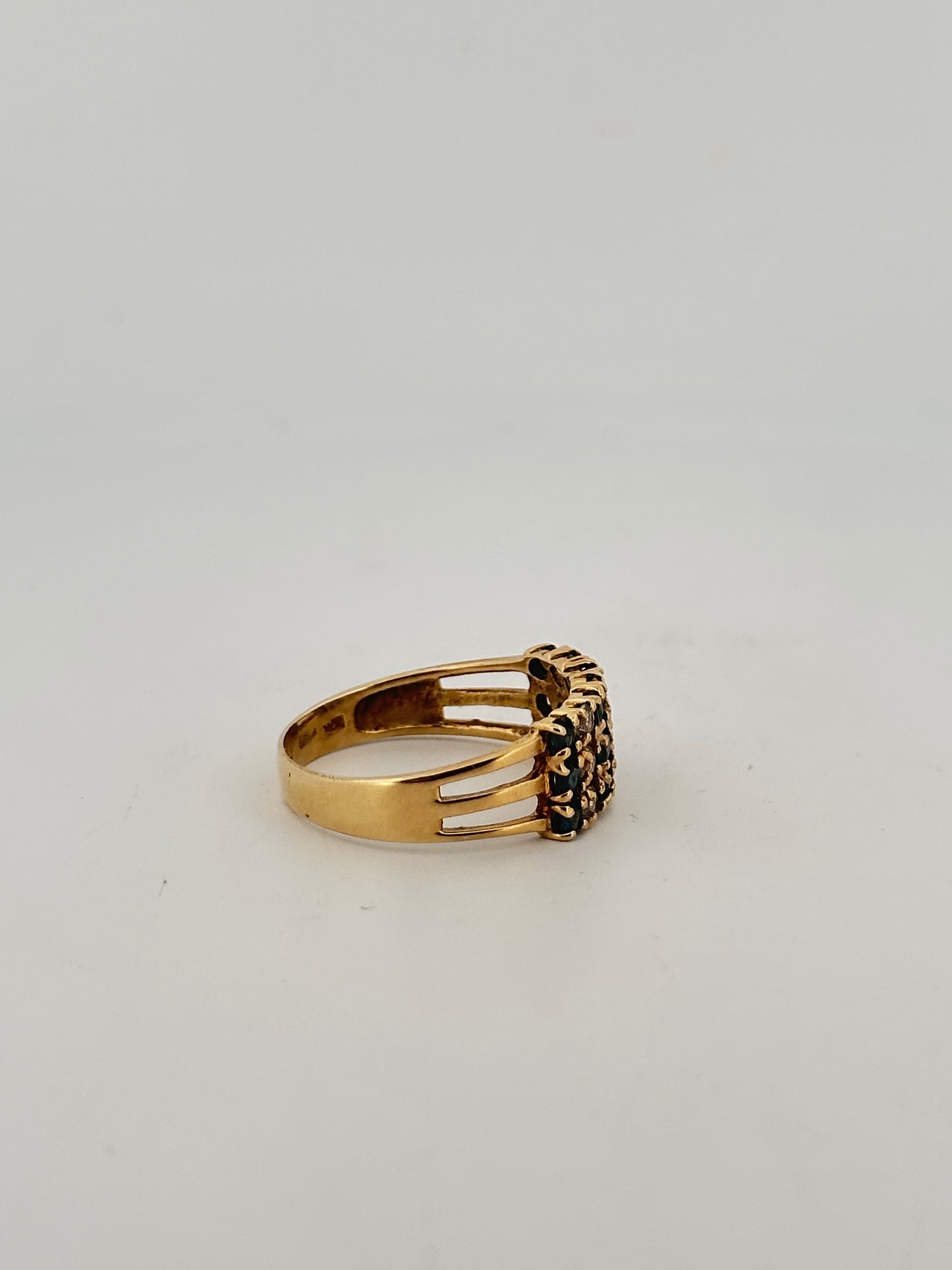 Vintage natural sapphire ring in 10k yellow gold circa 1970s