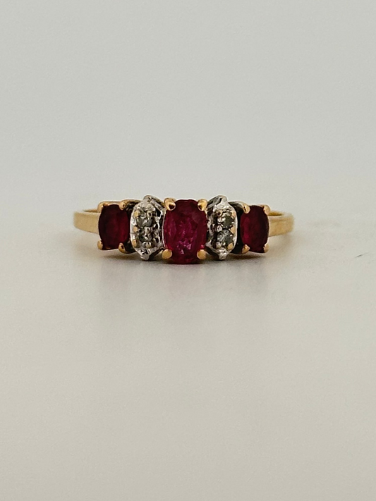 Vintage natural ruby and diamond ring in 14k yellow gold circa 1970s