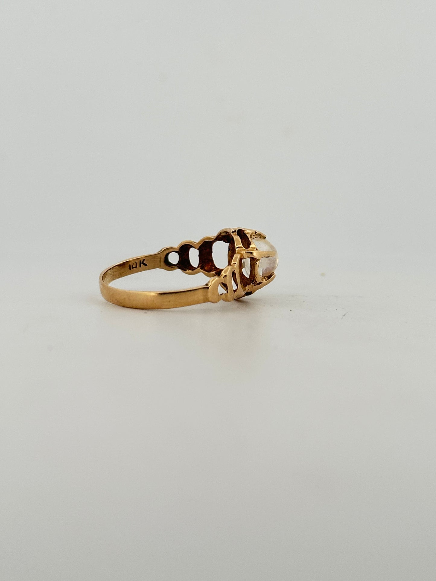 Antique Victorian moonstone cabochon ring in 10k yellow gold
