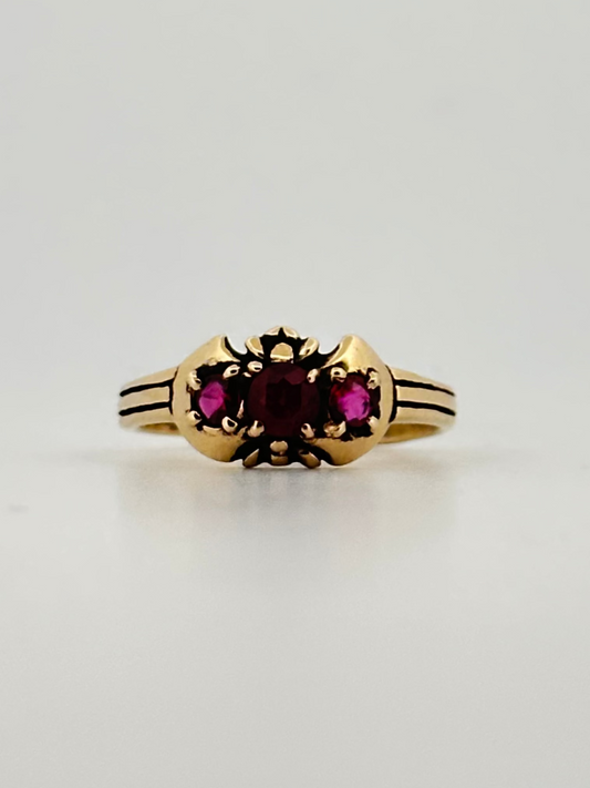 Antique Victorian Ruby ring in 14k yellow gold
