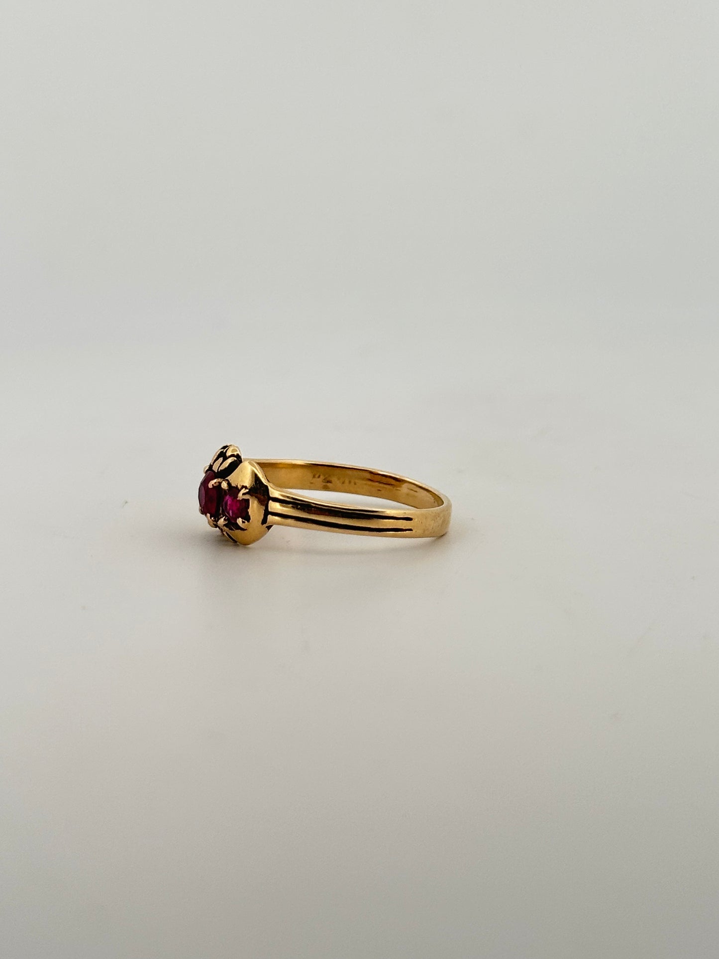 Antique Victorian Ruby ring in 14k yellow gold